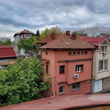 Cozy Apartment Near City Center Bukarest Exteriör bild
