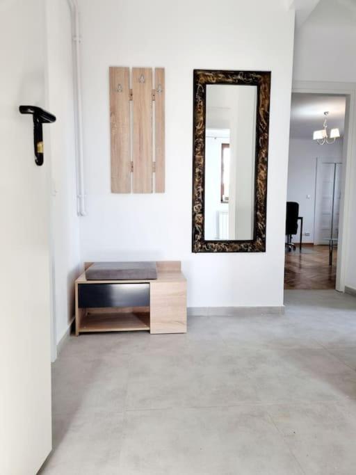 Cozy Apartment Near City Center Bukarest Exteriör bild